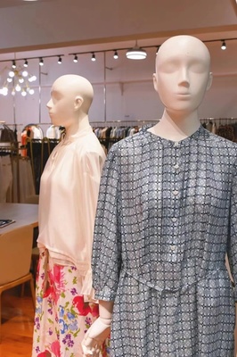 “美女企業(yè)家”轉(zhuǎn)型時(shí)尚主播，金山寶藏服裝工廠店借力數(shù)碼產(chǎn)品再掀熱潮